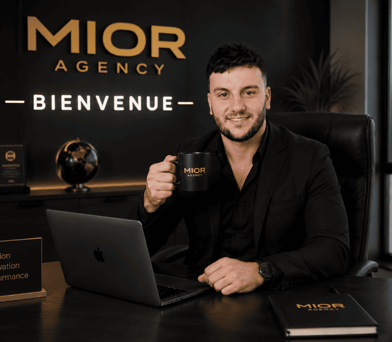Fondateur MIOR Agency avec café dans le bureau