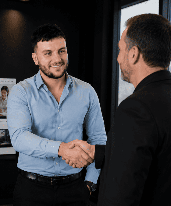 Fondateur MIOR Agency saluant un client satisfait