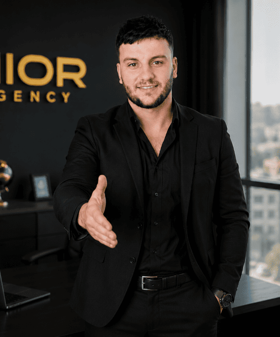 Fondateur MIOR Agency accueillant un client